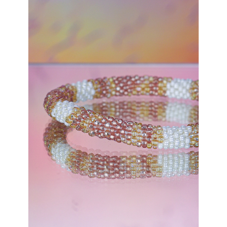 Nepal Armbånd med Perler i hvid og pudder farver fra LE MOSCH