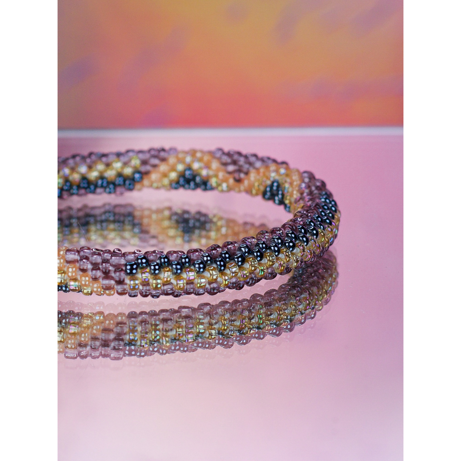 Håndbroderet Nepal Armbånd med Perler i Blå, lilla og peach fra LE MOSCH