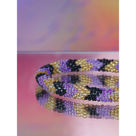 Håndbroderet Nepal Armbånd med Perler i Lilla, sort og guldl fra LE MOSCH
