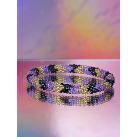 Håndbroderet Nepal Armbånd med Perler i Lilla, sort og guldl fra LE MOSCH