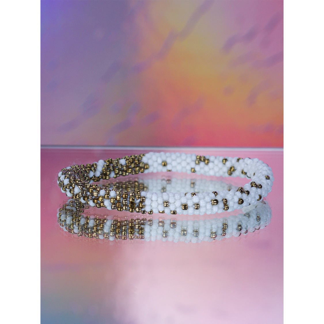 Håndbroderet Nepal Armbånd med Perler i Hvid og Guld fra LE MOSCH