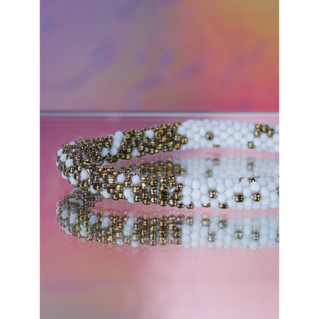 Håndbroderet Nepal Armbånd med Perler i Hvid og Guld fra LE MOSCH