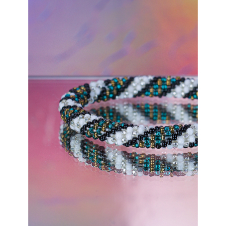 Håndbroderet Nepal Armbånd med Perler i Hvid, Sort, Turkis  og Guld fra LE MOSCH