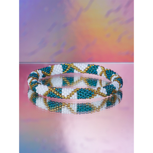 Håndbroderet Nepal Armbånd med Perler i Hvid, turkis og Guld fra LE MOSCH
