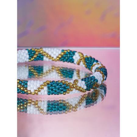 Håndbroderet Nepal Armbånd med Perler i Hvid, turkis og Guld fra LE MOSCH