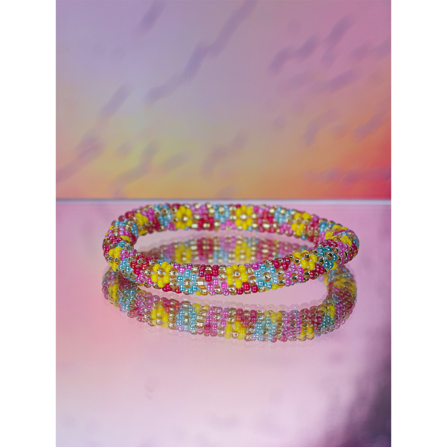 Håndbroderet Nepal Armbånd med Perler i pink, rød og gul fra LE MOSCH