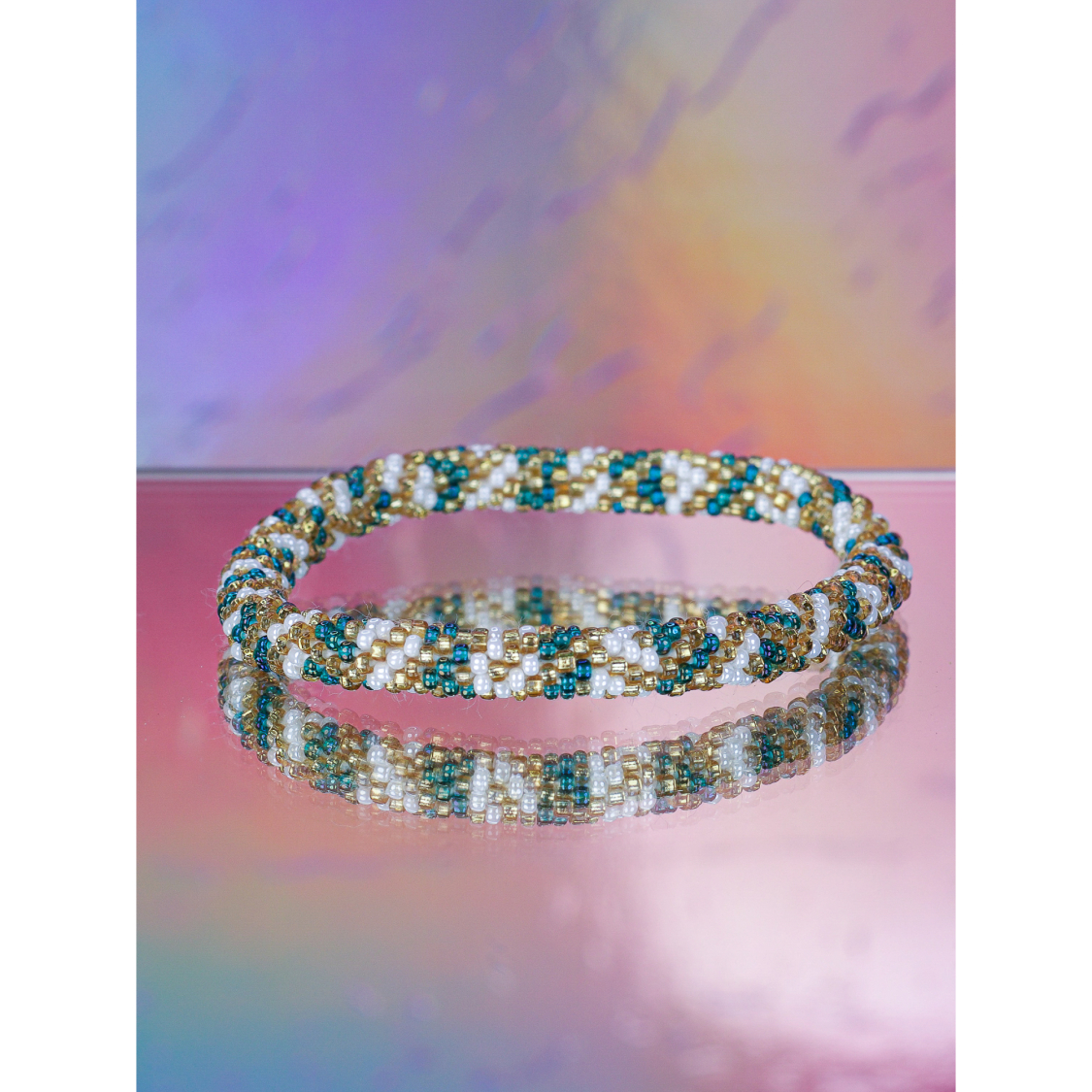Håndbroderet Nepal Armbånd med Perler i Hvid, turkis og Guld fra LE MOSCH