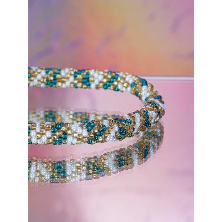 Håndbroderet Nepal Armbånd med Perler i Hvid, turkis og Guld fra LE MOSCH