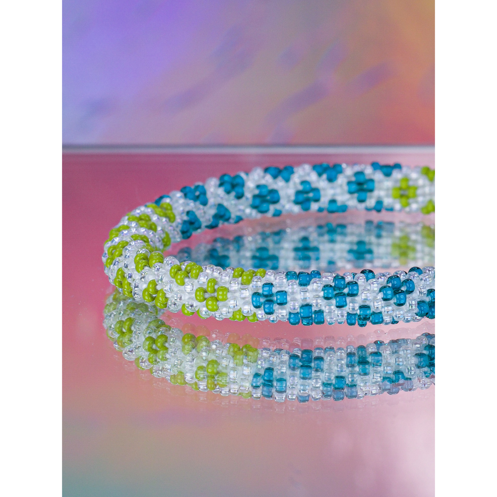 Håndbroderet Nepal Armbånd med Perler i Hvid og Æble grøn og turkis blå  fra LE MOSCH