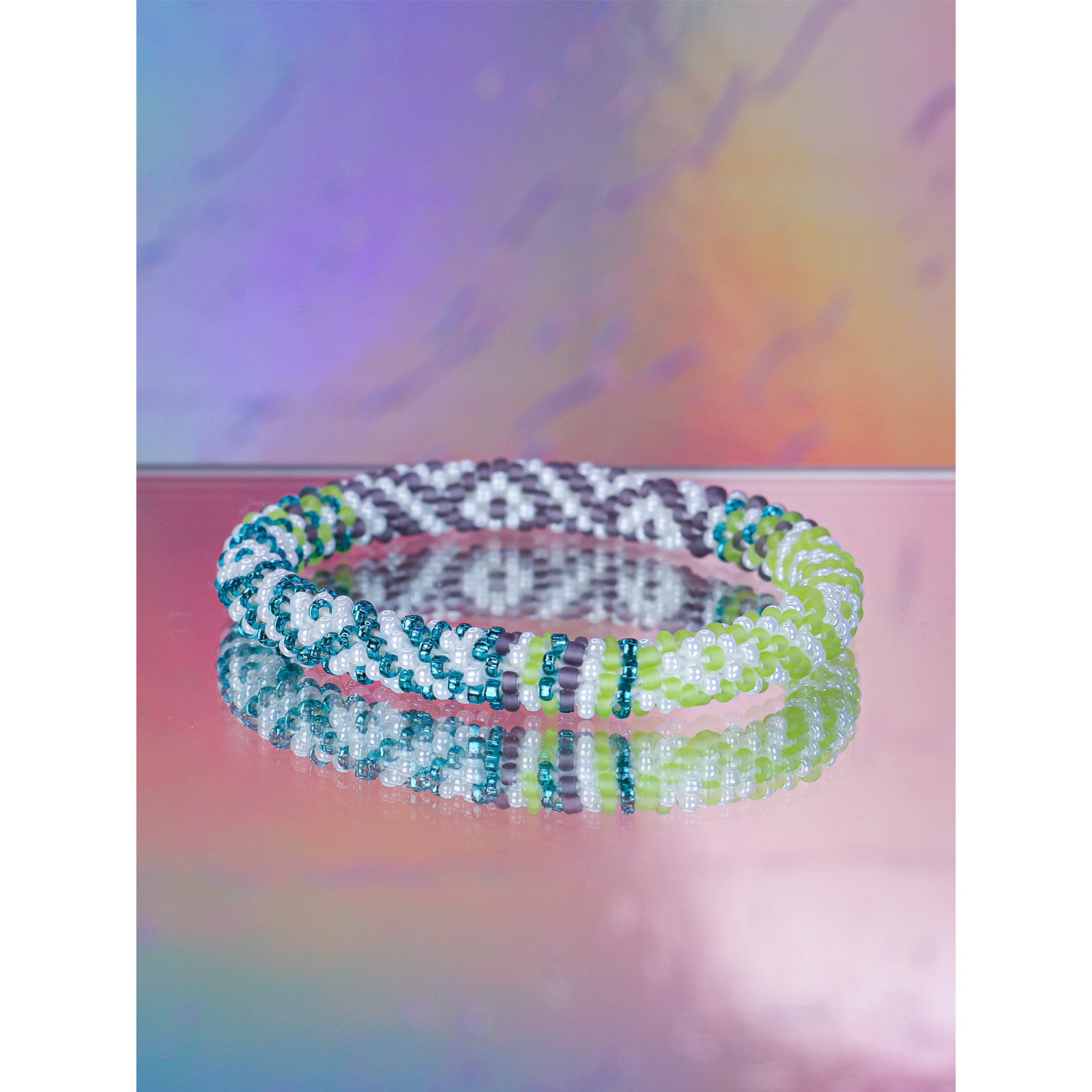 Håndbroderet Nepal Armbånd med Perler i Hvid, æblegrøn og turkis blå fra LE MOSCH