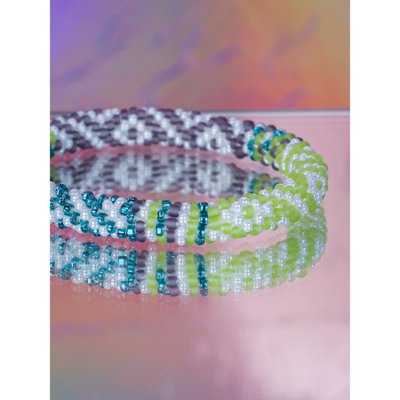 Håndbroderet Nepal Armbånd med Perler i Hvid, æblegrøn og turkis blå fra LE MOSCH