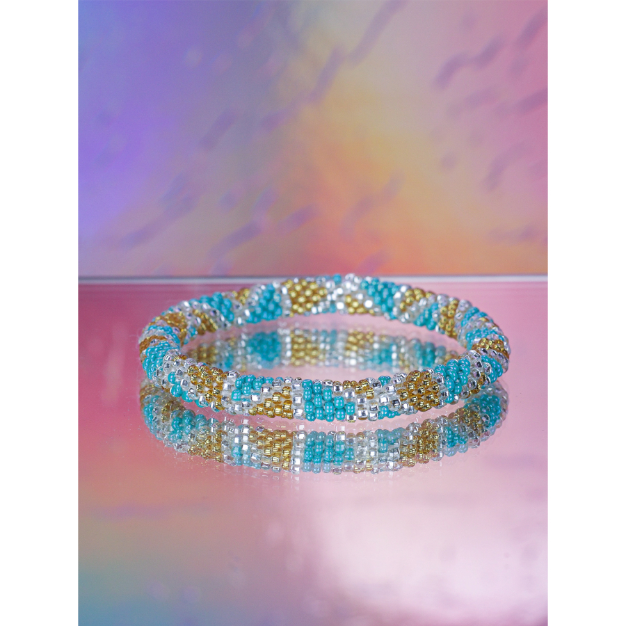 Håndbroderet Nepal Armbånd med Perler i Hvid, turkis blå og Guld fra LE MOSCH