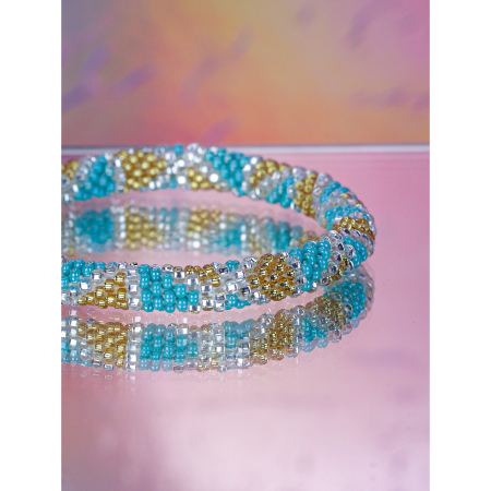 Håndbroderet Nepal Armbånd med Perler i Hvid, turkis blå og Guld fra LE MOSCH