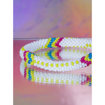 Håndbroderet Nepal Armbånd med Perler i Hvid, Pink, Gul og Blå fra LE MOSCH Håndbroderet Nepal Armbånd med Perler i Hvid, Pink, Gul og Blå fra LE MOSCH