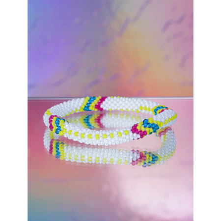 Håndbroderet Nepal Armbånd med Perler i Hvid, Pink, Gul og Blå fra LE MOSCH