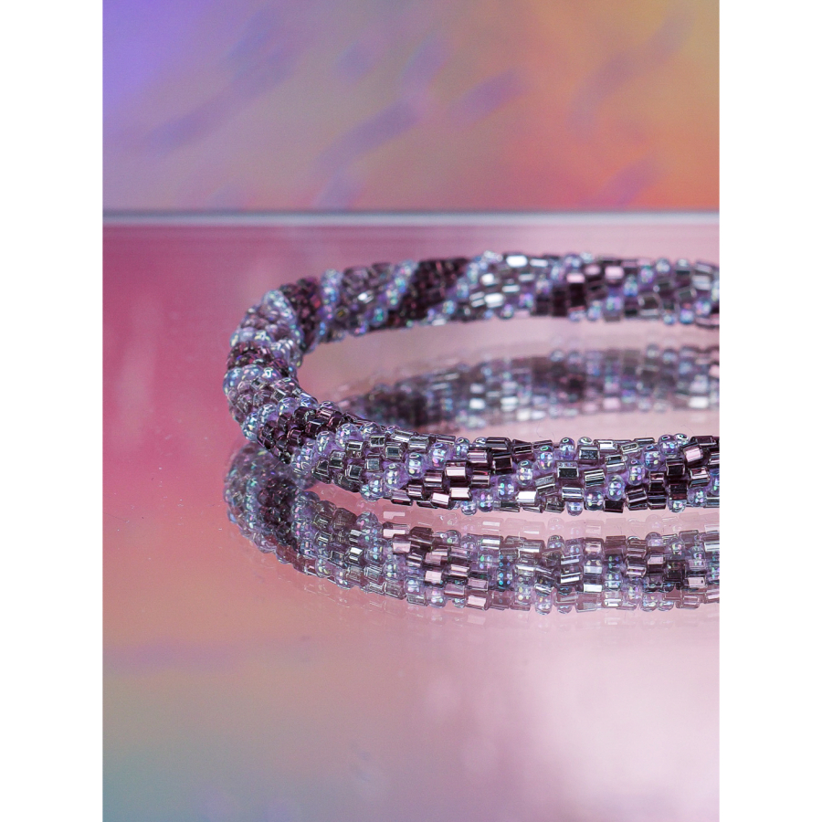 Håndbroderet Nepal Armbånd med Perler i lilla nuancer fra LE MOSCH