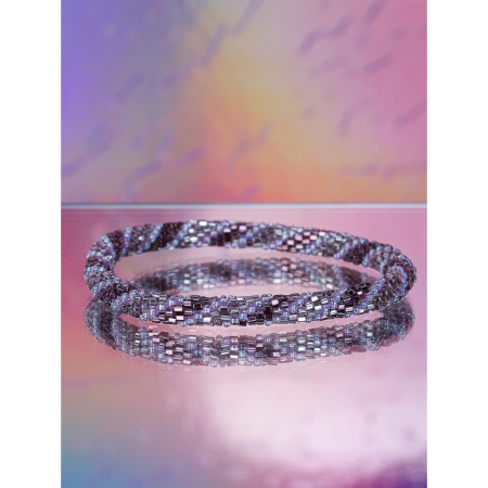 Håndbroderet Nepal Armbånd med Perler i lilla nuancer fra LE MOSCH