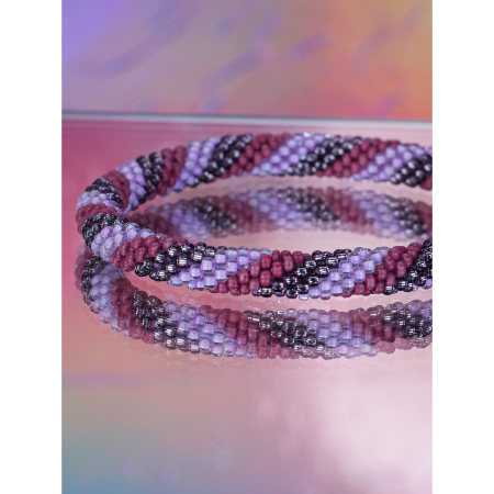 Håndbroderet Nepal Armbånd med Perler i lilla nuancer fra LE MOSCH