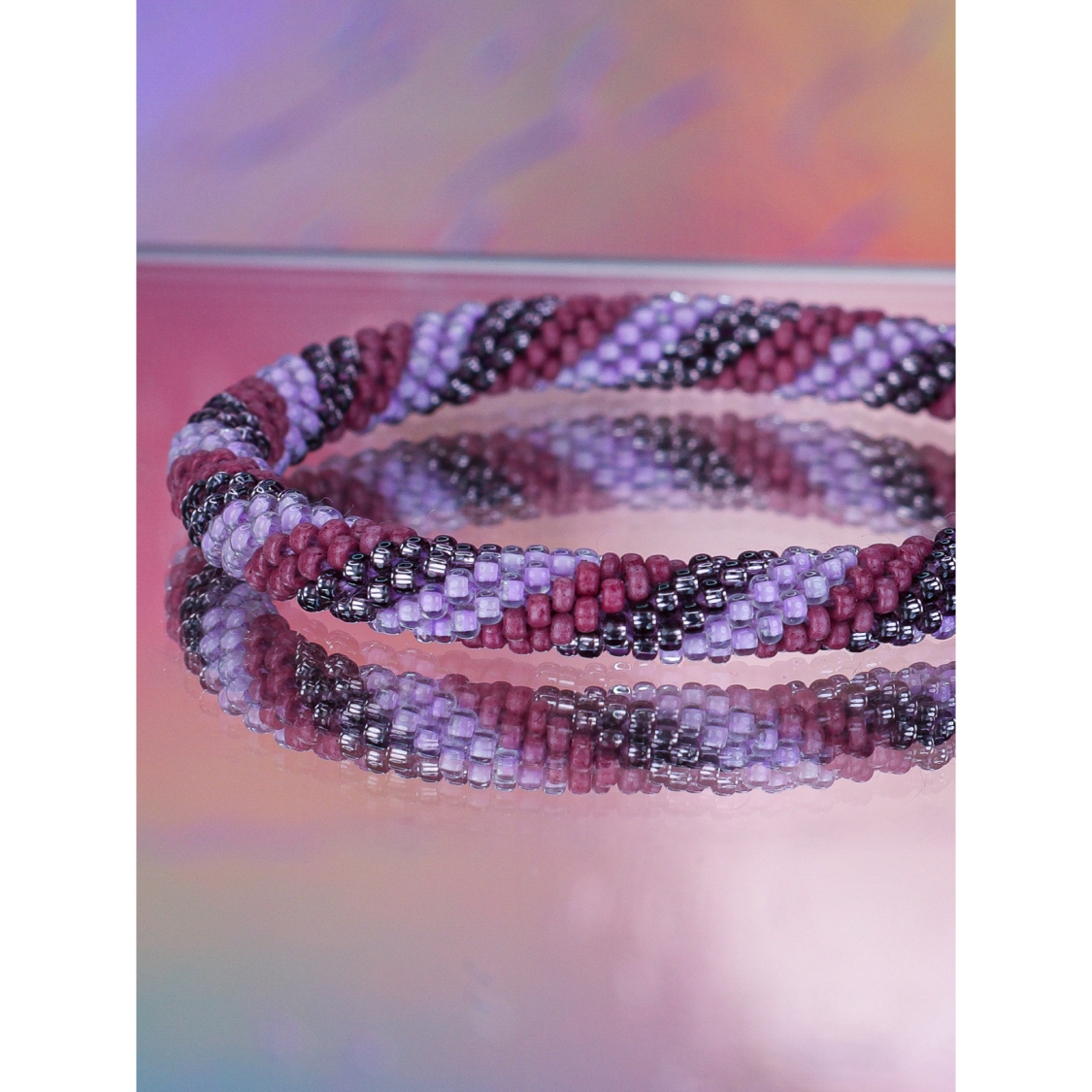 Håndbroderet Nepal Armbånd med Perler i lilla nuancer fra LE MOSCH