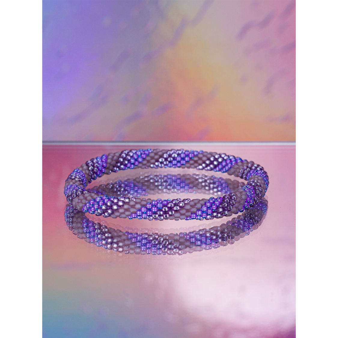 Håndbroderet Nepal Armbånd med Perler i Lilla nuancer fra LE MOSCH