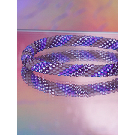 Håndbroderet Nepal Armbånd med Perler i Lilla nuancer fra LE MOSCH