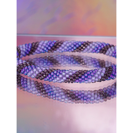 Håndbroderet Nepal Armbånd med Perler i Lilla Nuancer fra LE MOSCH