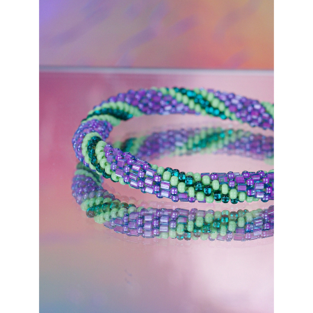 Håndbroderet Nepal Armbånd med Perler i lilla og grønne nuancer fra LE MOSCH