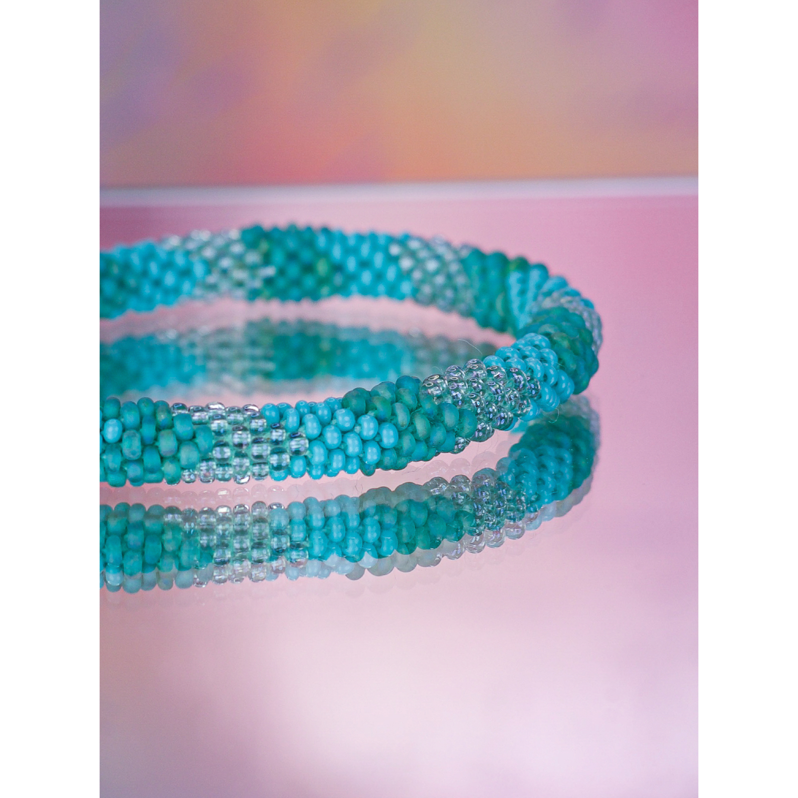 Håndbroderet Nepal Armbånd med Perler i turkis og mint grønne nuancer fra LE MOSCH