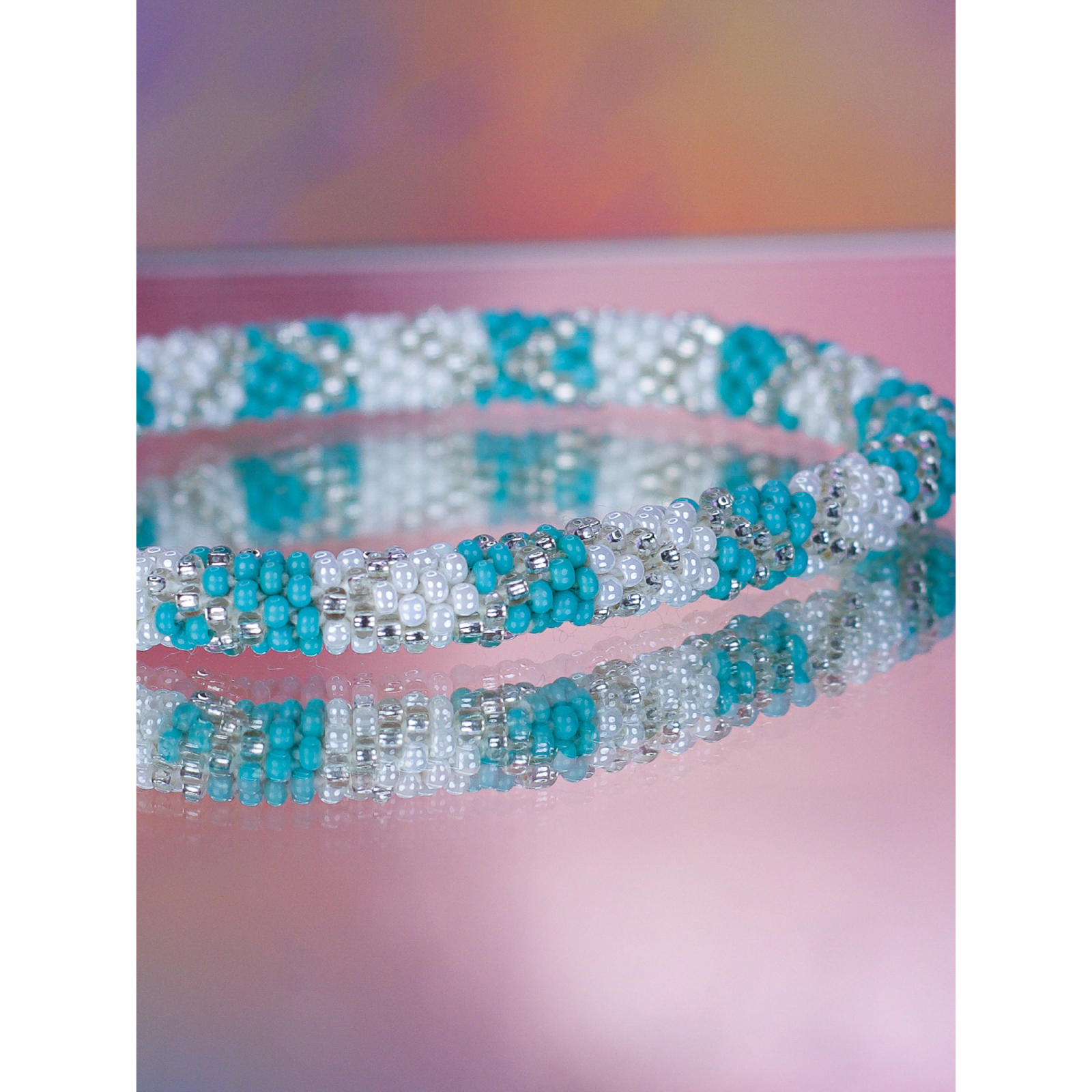 Håndbroderet Nepal Armbånd med Perler i Hvid og blå fra LE MOSCH