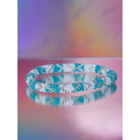 Håndbroderet Nepal Armbånd med Perler i Hvid og blå fra LE MOSCH