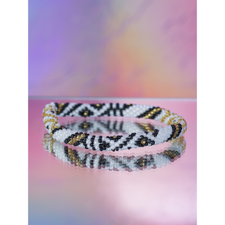 Håndbroderet Nepal Armbånd med Perler i Hvid, Sort og Guld fra LE MOSCH