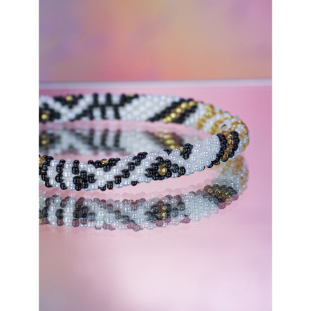 Håndbroderet Nepal Armbånd med Perler i Hvid, Sort og Guld fra LE MOSCH