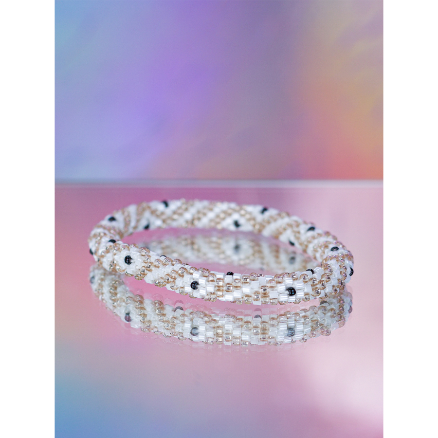 Håndbroderet Nepal Armbånd med Perler i Hvid og pudder fra LE MOSCH