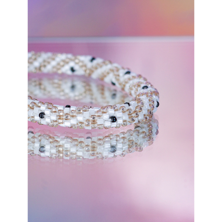 Håndbroderet Nepal Armbånd med Perler i Hvid og pudder fra LE MOSCH