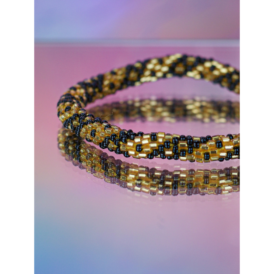 Håndbroderet Nepal Armbånd med Perler i Sort og Guld fra LE MOSCH