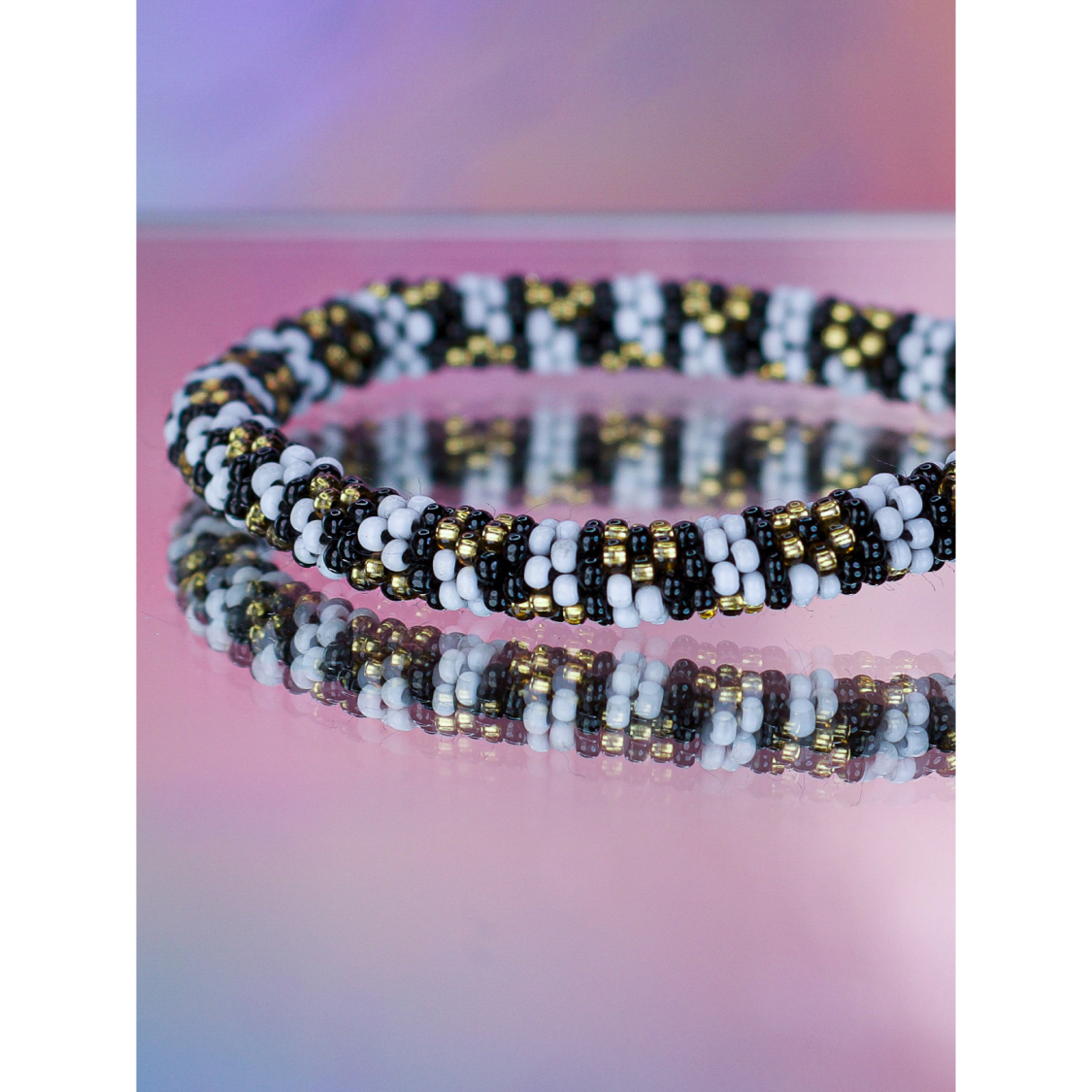 Håndbroderet Nepal Armbånd med Perler i Hvid, Guld og Guld fra LE MOSCH