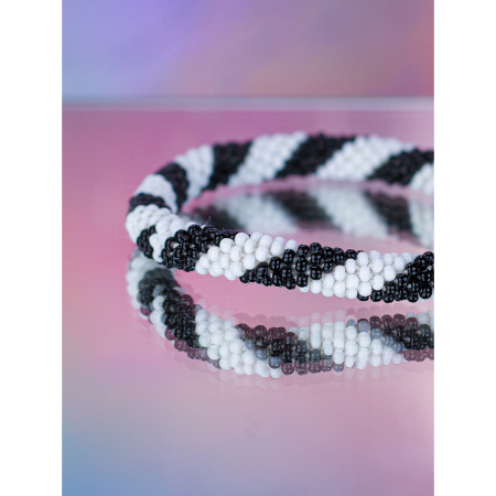 Håndbroderet Nepal Armbånd med Perler i Hvid og Sort strib fra LE MOSCH