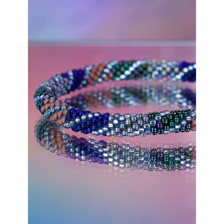 Håndbroderet Nepal Armbånd med Perler i Blå, sølv og koral fra LE MOSCH