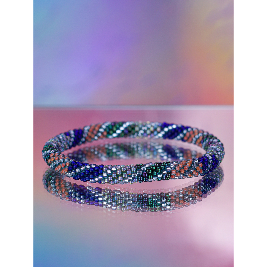 Håndbroderet Nepal Armbånd med Perler i Blå, sølv og koral fra LE MOSCH