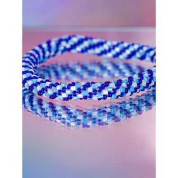 Håndbroderet Nepal Armbånd med Perler i Blå og hvid fra LE MOSCH Håndbroderet Nepal Armbånd med Perler i Blå og hvid fra LE MOSCH