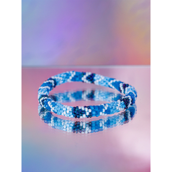 Håndbroderet Nepal Armbånd med Perler i Blå og hvid fra LE MOSCH Håndbroderet Nepal Armbånd med Perler i Blå og hvid fra LE MOSCH