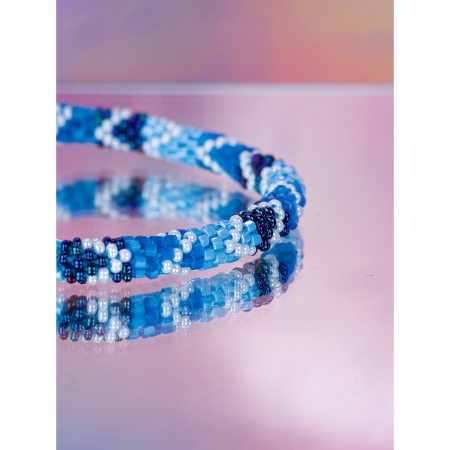 Håndbroderet Nepal Armbånd med Perler i Blå og hvid fra LE MOSCH