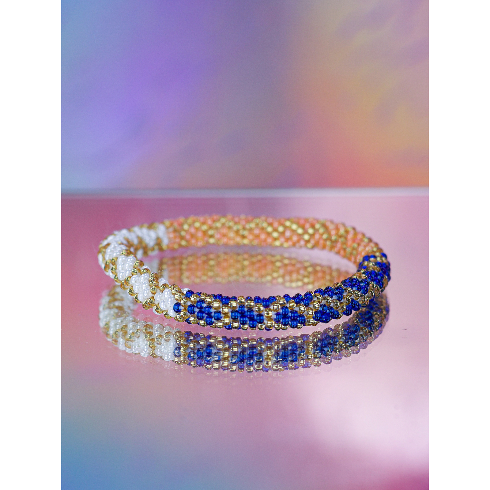 Håndbroderet Nepal Armbånd med Perler i Blå, Koral, Hvid og guld fra LE MOSCH