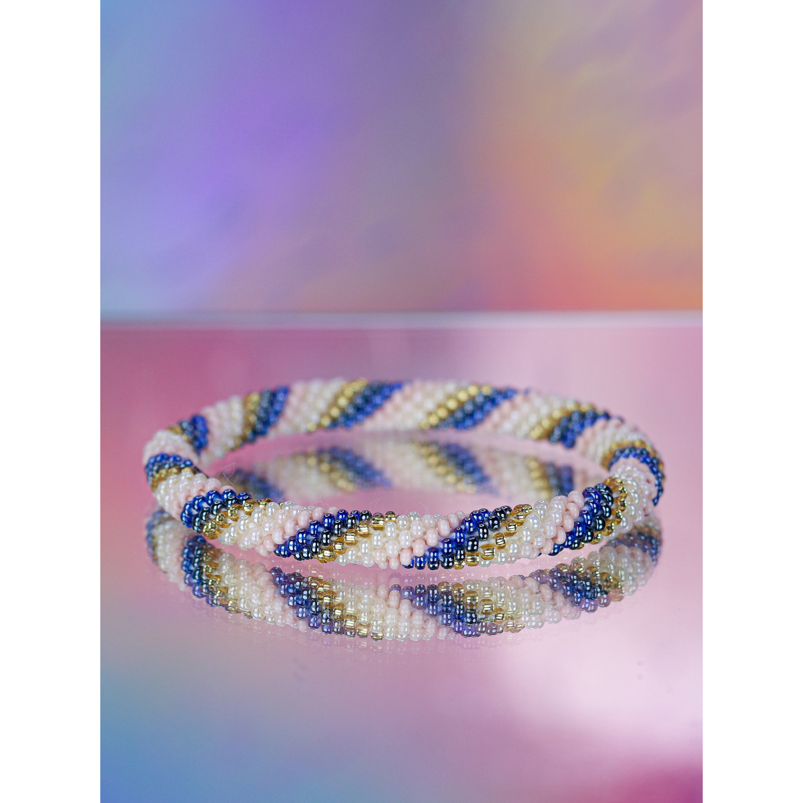 Håndbroderet Nepal Armbånd med Perler i Blå, Rosa, Hvid og guld fra LE MOSCH
