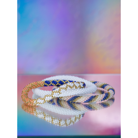 Håndbroderet Nepal Armbånd med Perler i Blå, Rosa, Hvid og guld fra LE MOSCH