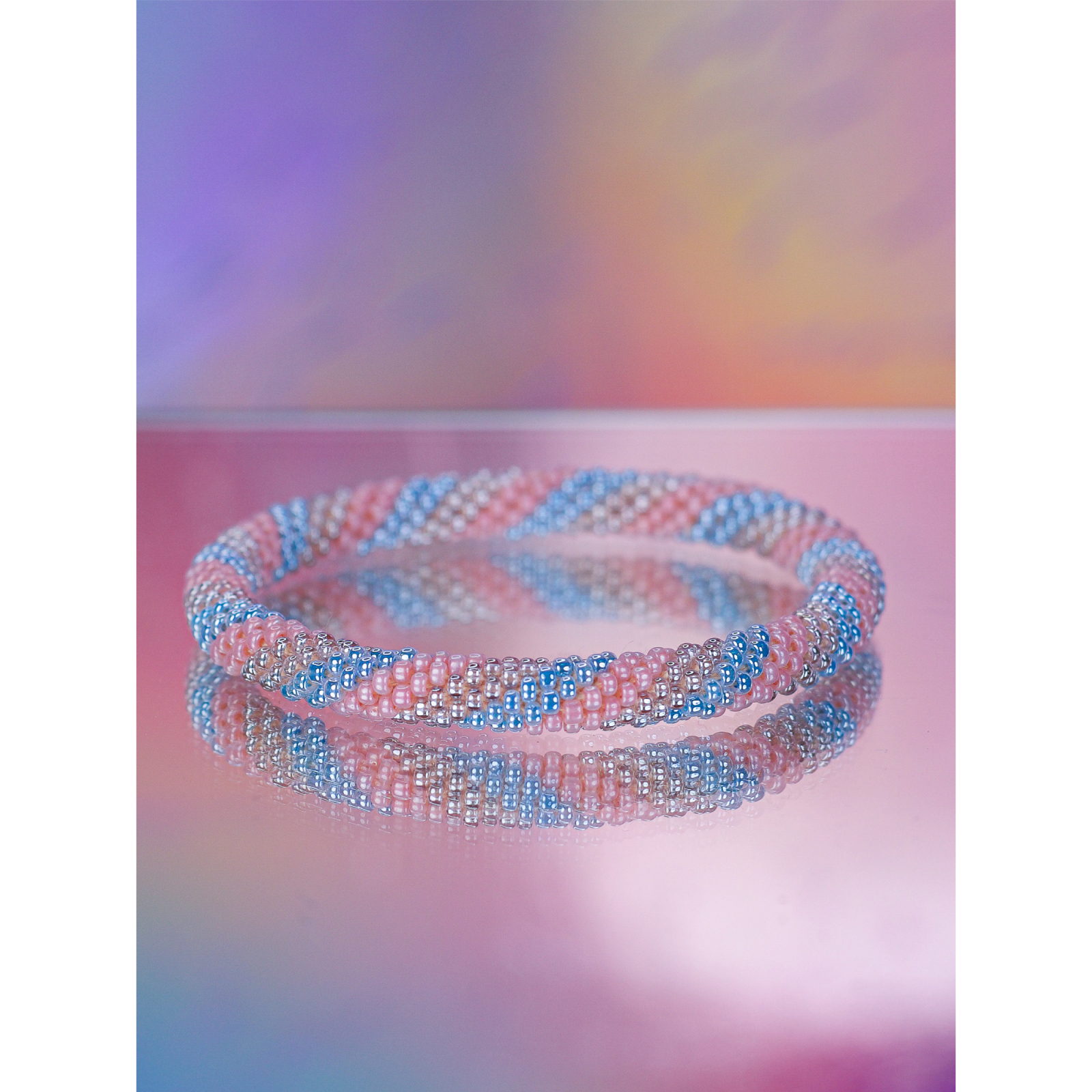 Håndbroderet Nepal Armbånd med Perler i Blå og Rosa fra LE MOSCH