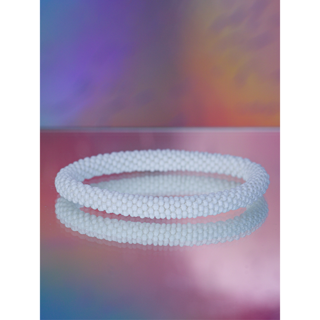 Håndbroderet Nepal Armbånd med Perler i Hvid fra LE MOSCH