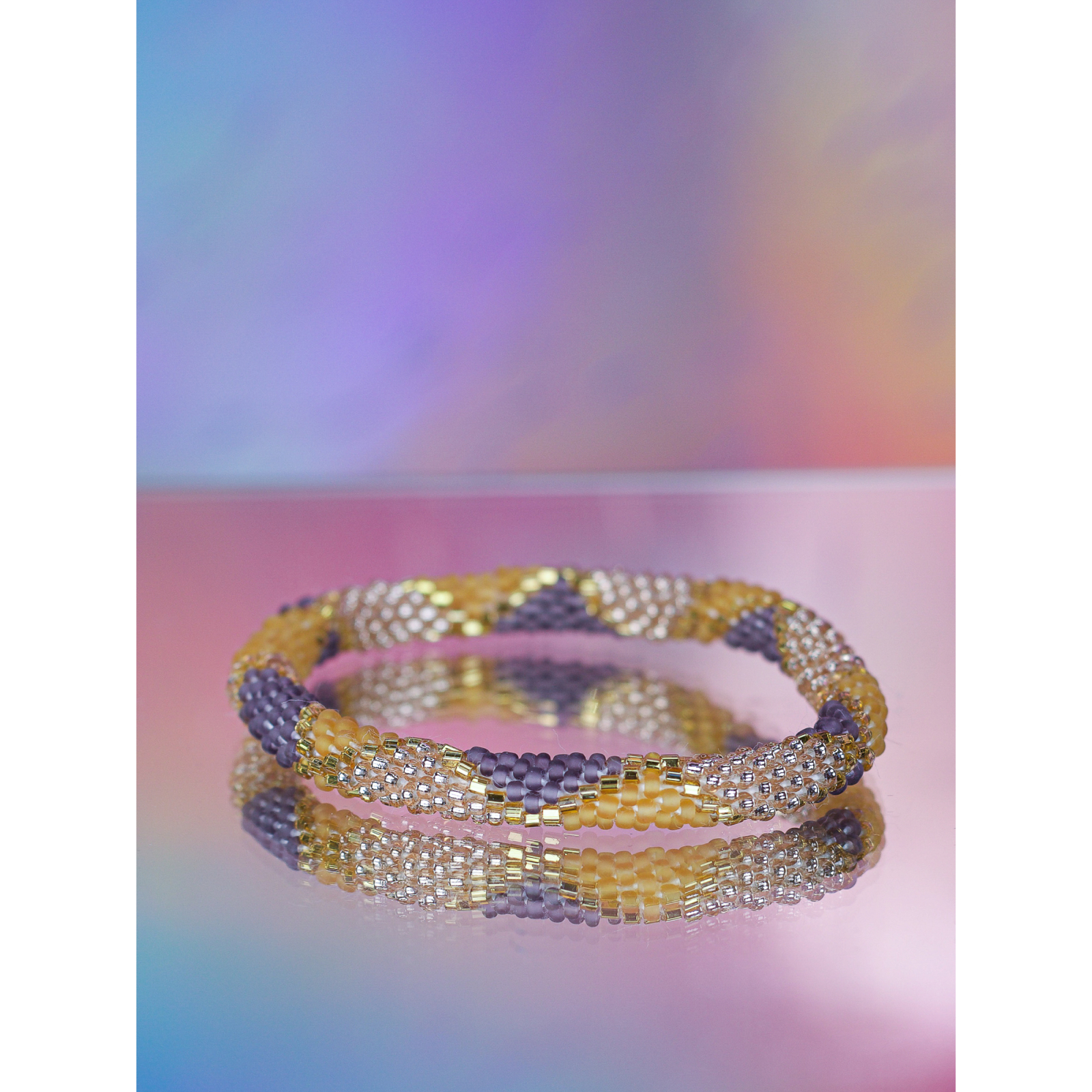 Håndbroderet Nepal Armbånd med Perler i Lilla og Rosa fra LE MOSCH