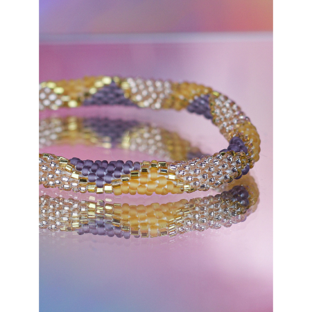 Håndbroderet Nepal Armbånd med Perler i Lilla og Rosa fra LE MOSCH