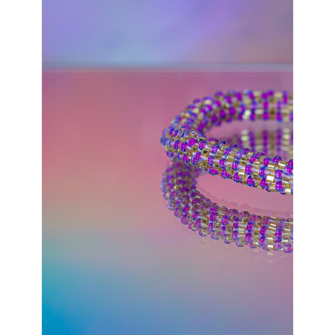 Håndbroderet Nepal Armbånd med Perler ililla og guld strib fra LE MOSCH